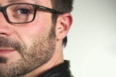 Elejir tu montura perfecta es fácil y divertido con nuestro Espejo Virtual. Hombre con gafas