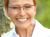 Foto frontal de la montura Proporcionarnos estas fotos nos ayudará a asegurar que tus nuevas gafas estén bien ajustadas a tu cara.
1.
Coloca tus gafas actu